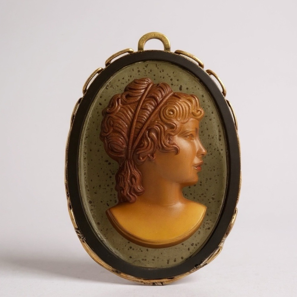 VINTAGE CAMEO WOMEN'S PROFILE PENDANT FOR NECKLACE brown amber  gold tone charm